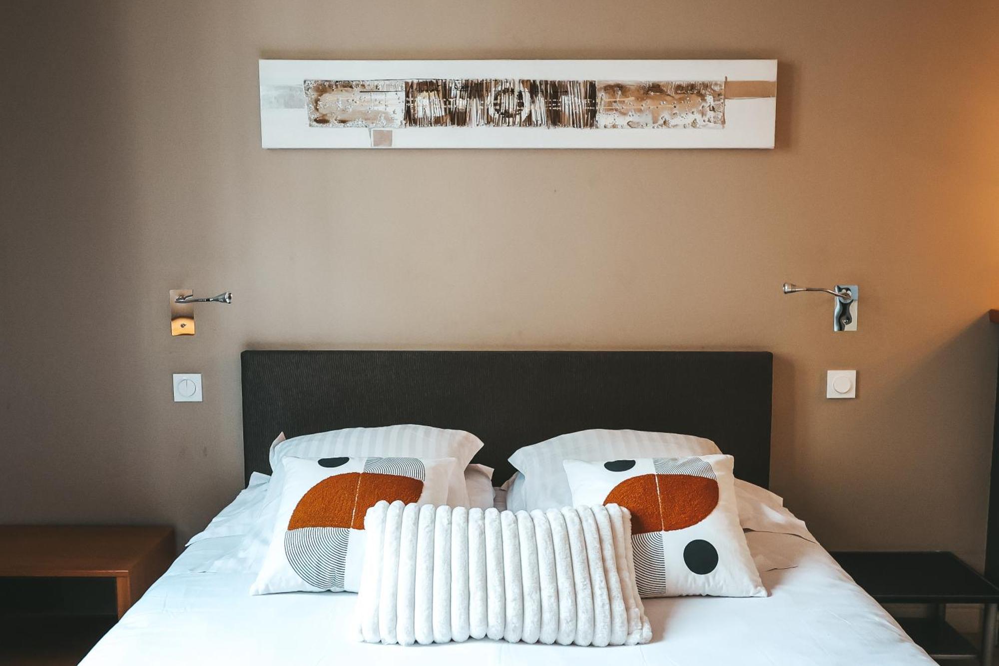 Suit'Home Commerce อองเชร์ ภายนอก รูปภาพ